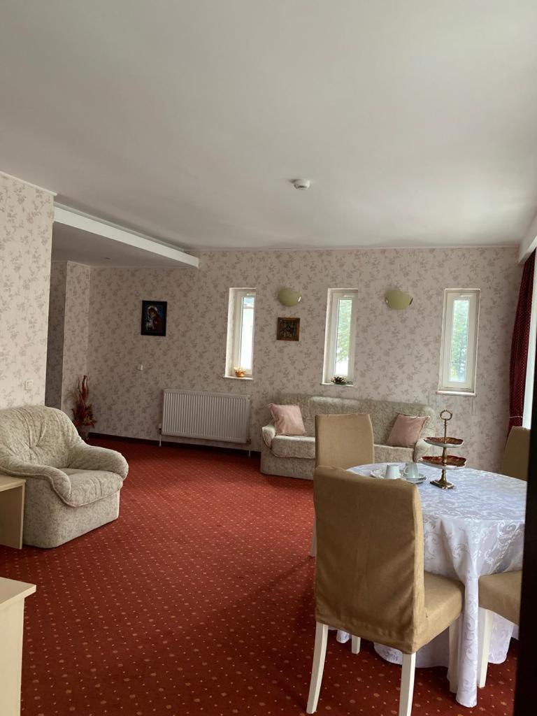 Hotel Miraj - Restaurant & Sauna & Biliard Poiana Braşov Cameră foto